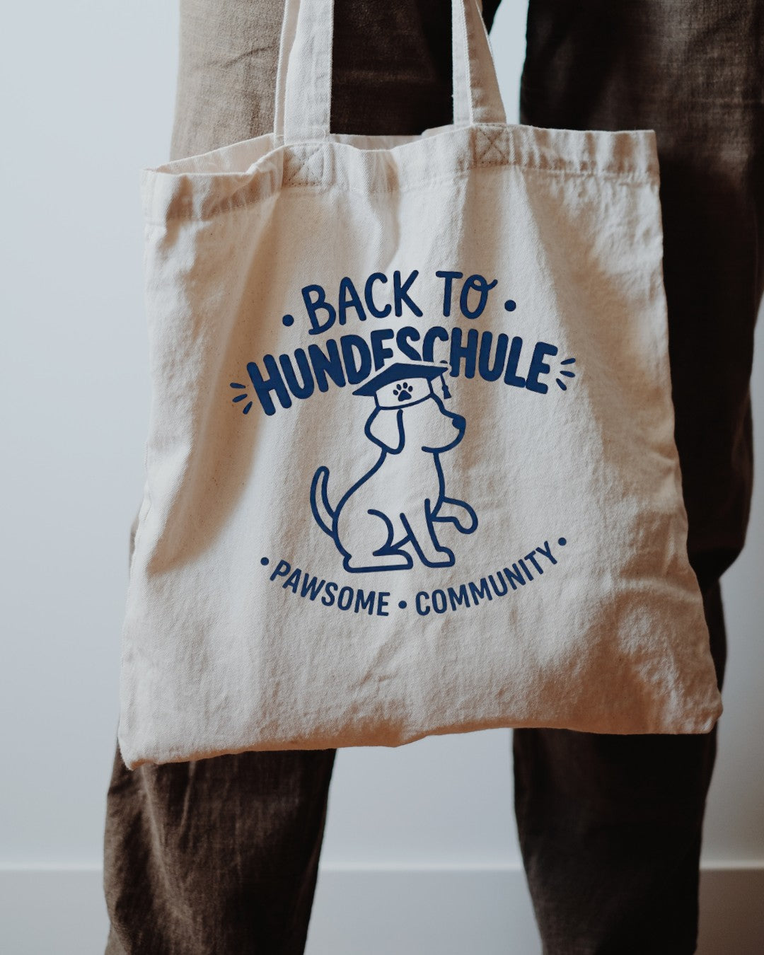 Gratis ab 109 €: Tote Bag 'Back to Hundeschule': Rückansicht mit Print – Pawsome Hundezubehör