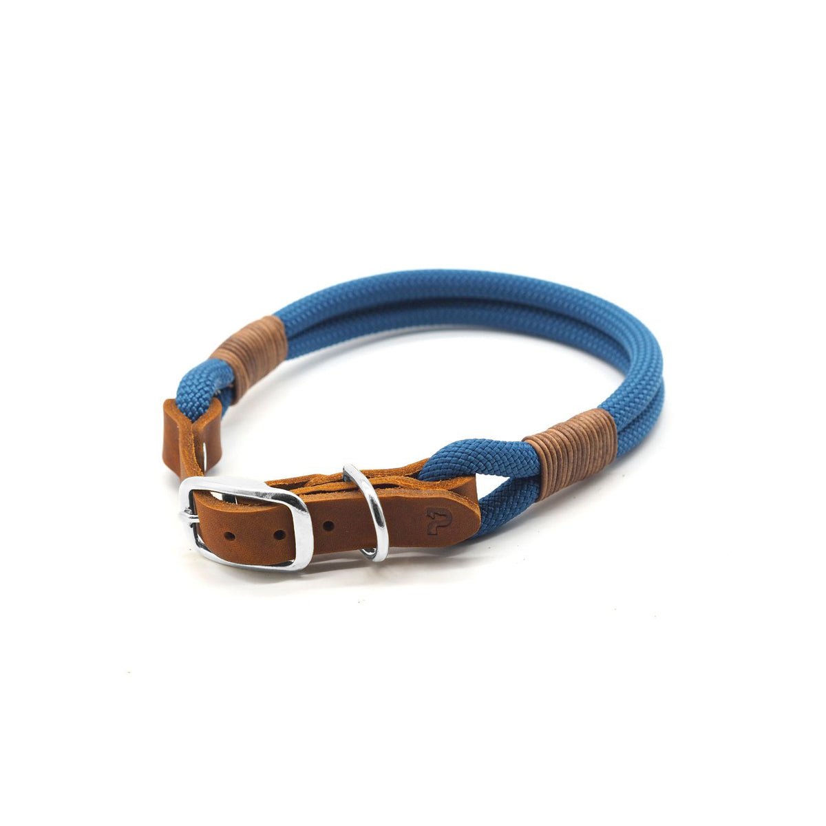 Tauhalsband 'Dusty Blue' aus Kletterseil nach Maß: Verstellbarer Fettleder-Adapter des Tauhalsbands im Detail – Pawsome Hundezubehör