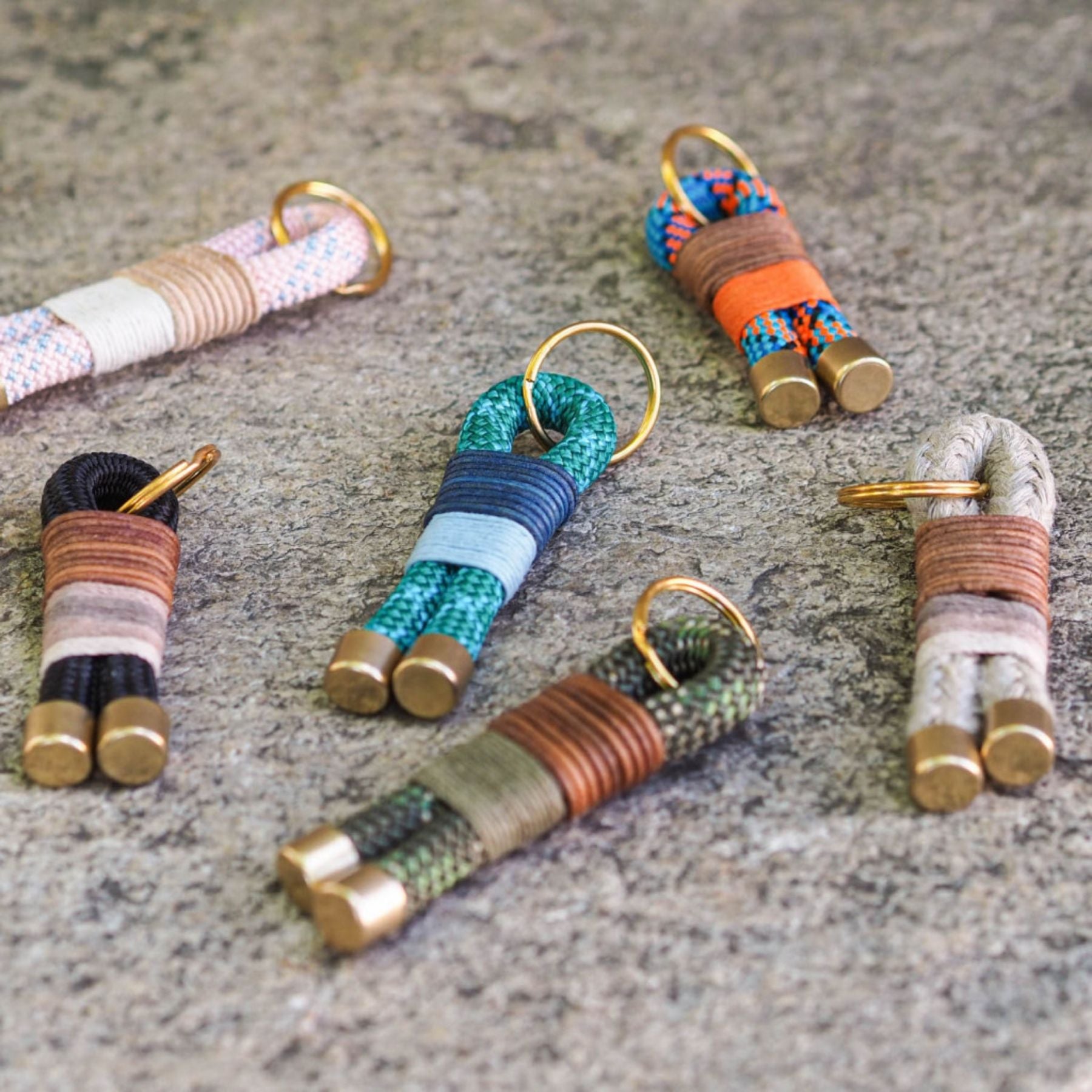 Schlüsselanhänger aus Kletterseil-Reststücken, handgefertigt und jedes Stück ein Unikat. Zu den Anhängern gibt es das passende Hundehalsband und die passende Hundeleine. Damit du mit deinem Hund im Partnerlook spazieren gehen kannst. Jetzt bei Pawsome Hundezubehör. 
