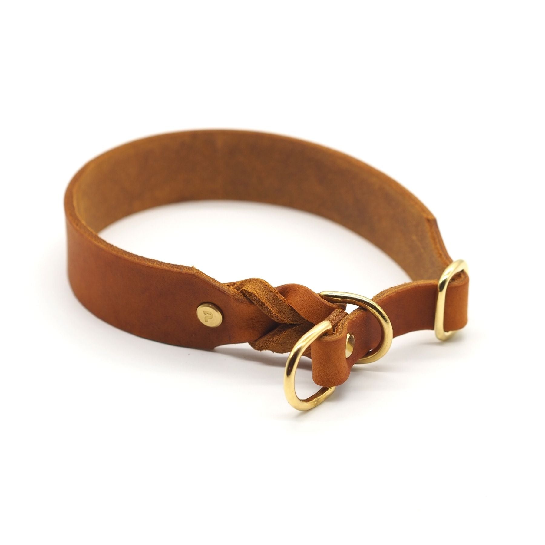 Unser Zugstopp-Halsband in 3 cm Breite kommt völlig ohne Schnickschnack aus, gerade seine Einfachheit macht es so edel und es ist gerade deshalb der ein Hingucker.  Zudem ist das Halsband durch das verwendete Fettleder super pflegeleicht und bleibt lange ein treuer Begleiter im Alltag mit Hund.   Unsere Zugstopp-Halsbänder sind verstellbar, wachsen also auch ein wenig mit. Wir fertigen sie individuell auf den Halsumfang deines Hundes. 