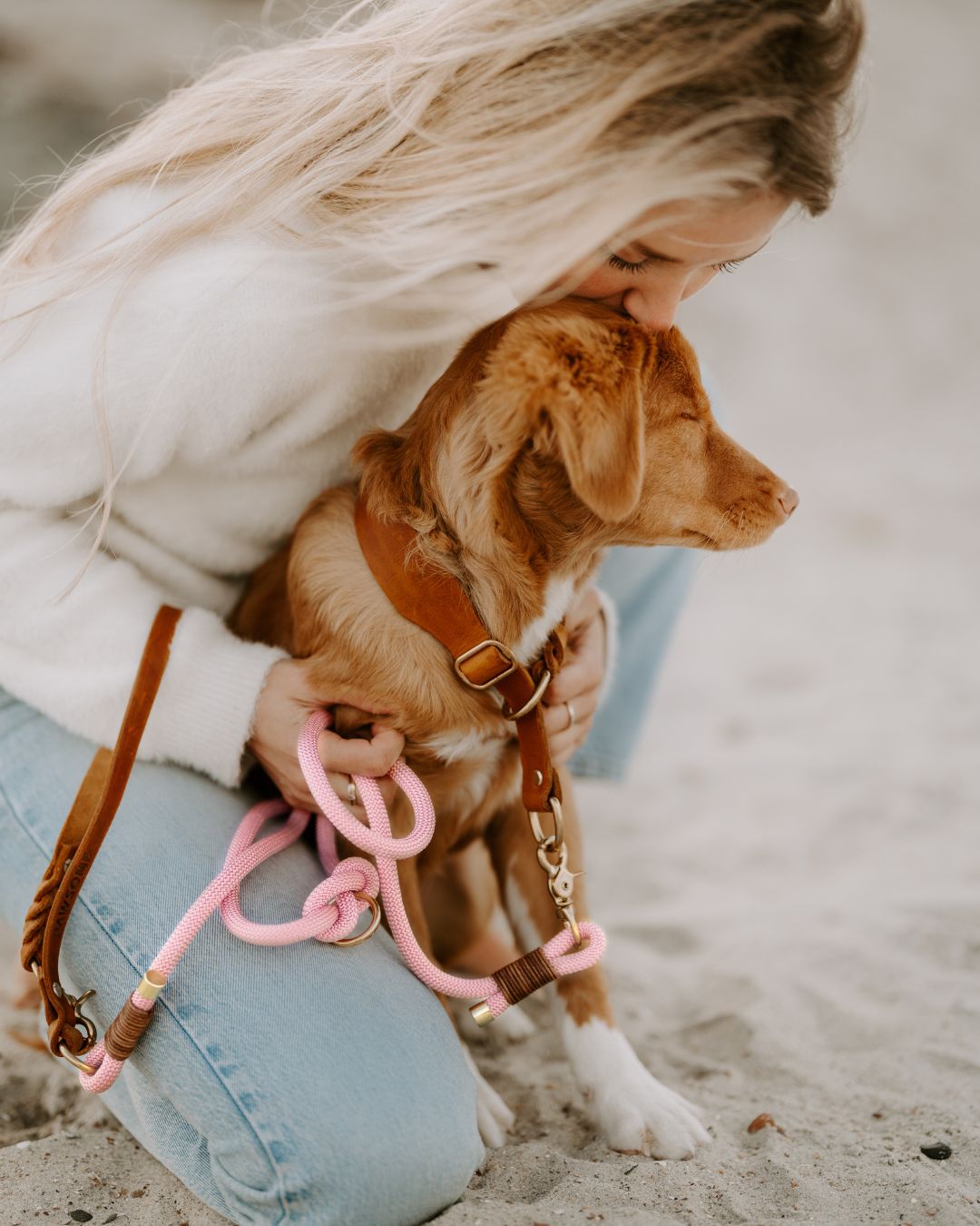 Tauleine 'Rosy' aus Kletterseil, handgefertigt: Leder-Handschlaufe und Karabiner der Tauleine im Detail – Pawsome Hundezubehör
